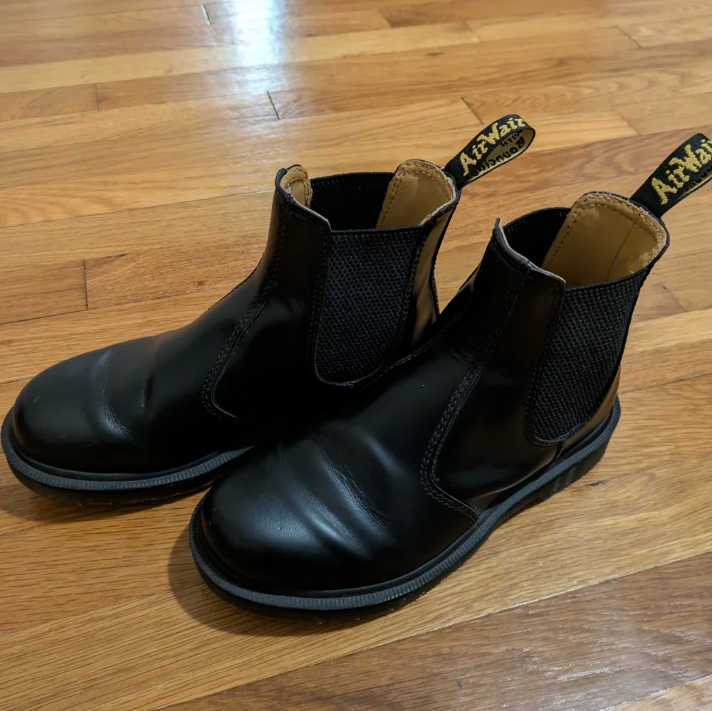 Dr. Martens 2976 Smooth Leather Chelsea Boots, Size 6 Womens - Picture 4 of 7